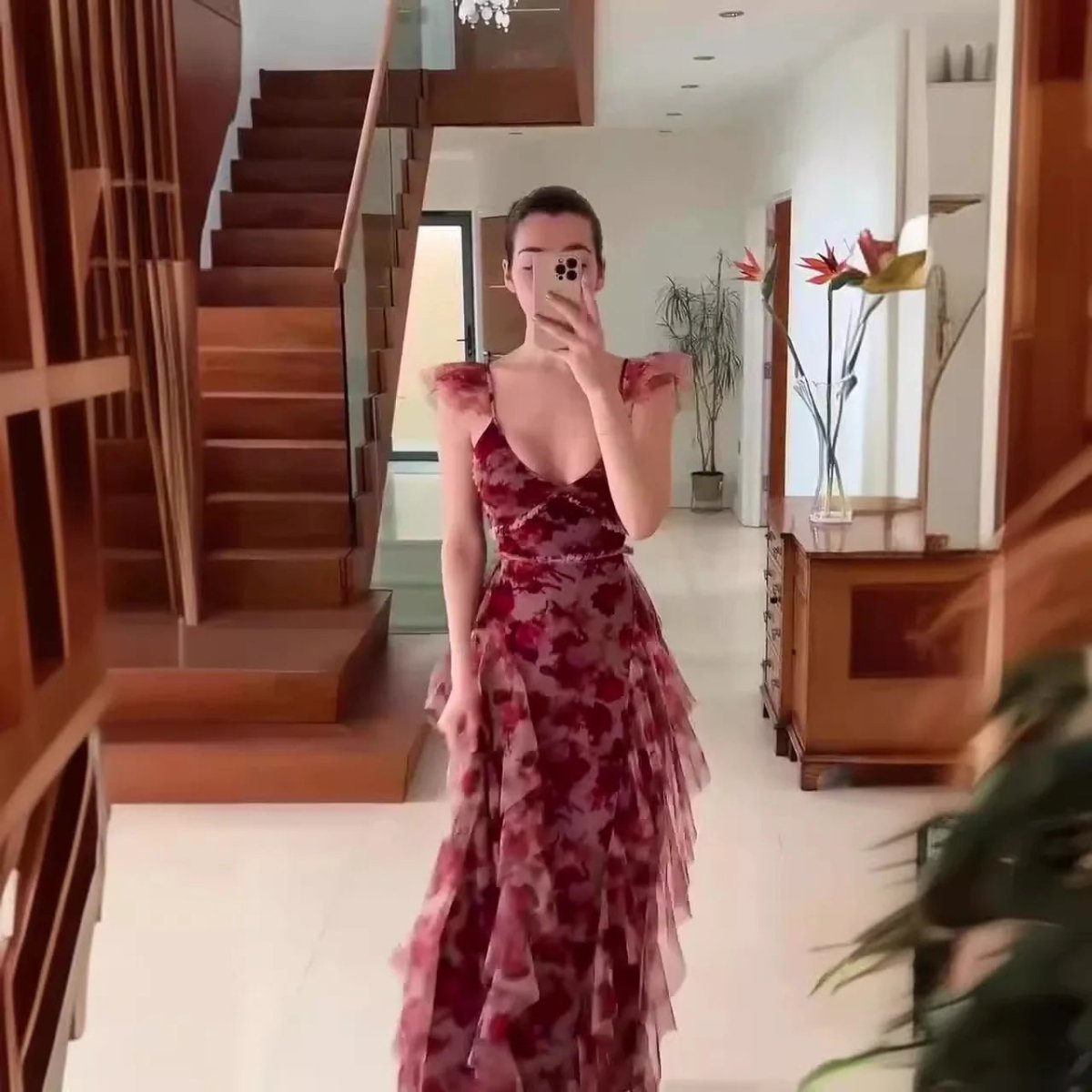 שמלת מקסי רומנטית עם שכבות תחרה והדפס פרחוני - Elora