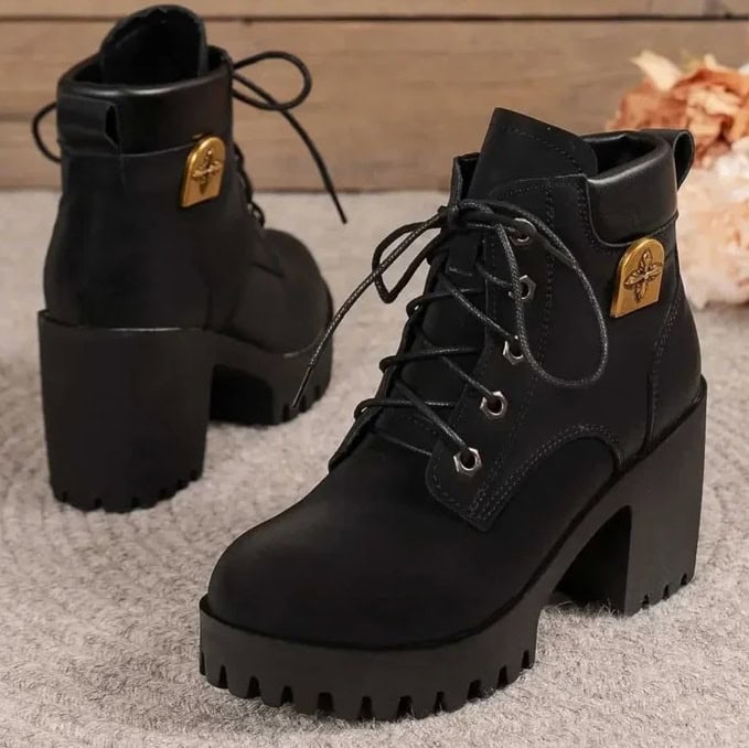 נעל מגביה עם עקב אורטופדי