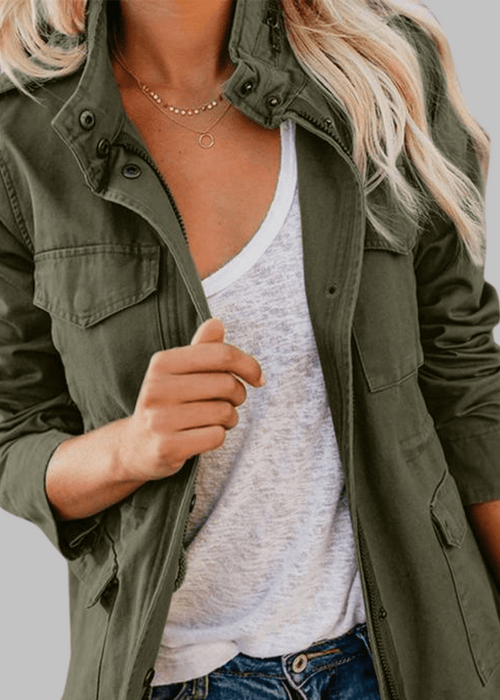 ג׳קט בסגנון צבאי קלאסי – נוכחות אלגנטית עם טאץ׳ מודרני