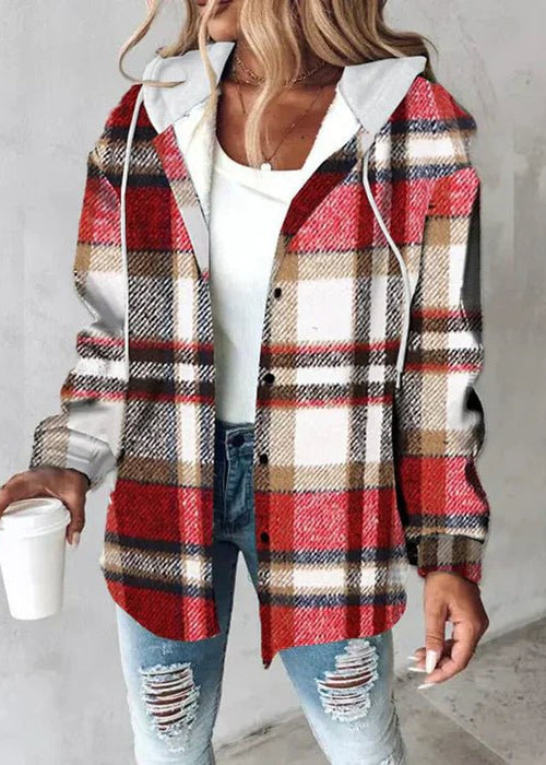 ג׳קט פלאנל משובץ עם קפוצ׳ון – חמימות קלאסית במראה נינוח ואלגנטי