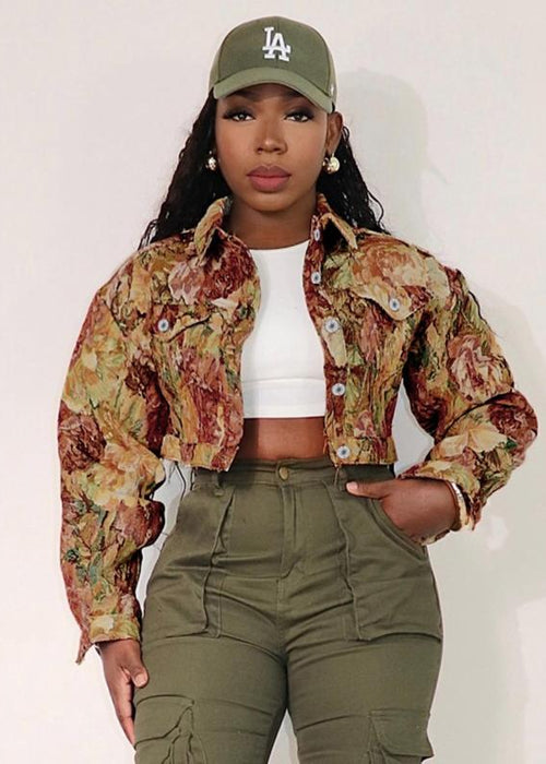 ג׳קט פרחוני קצר – נשיות, סטייל ואלגנטיות בפריט אחד מושלם