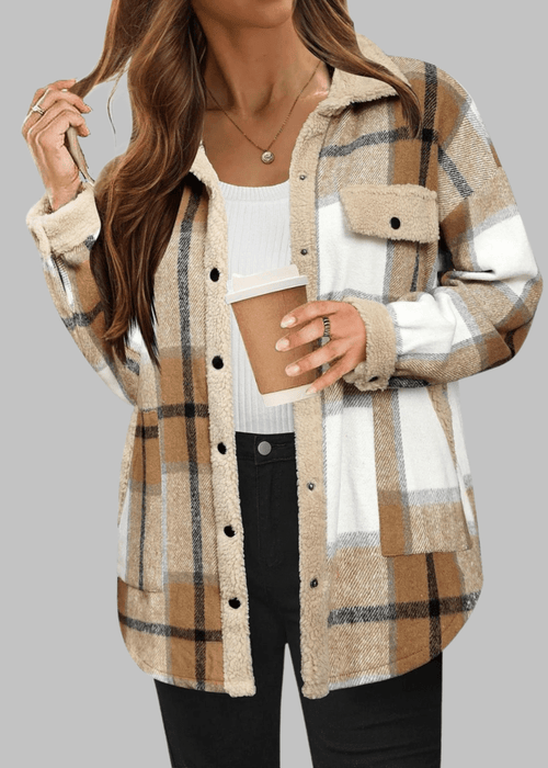 ג׳קט קלאסי עם כפתורים – אלגנטיות על־זמנית במראה מוקפד ונוח