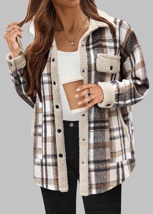 ג׳קט קלאסי עם כפתורים – אלגנטיות על־זמנית במראה מוקפד ונוח