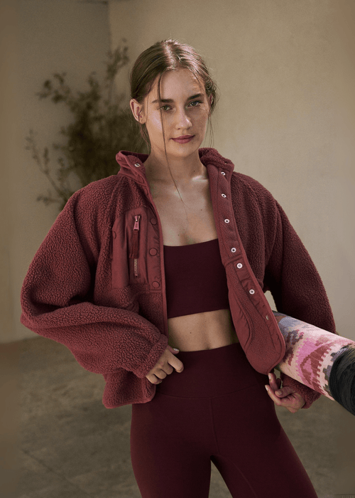 ג׳קט קצר עם כפתורים – שילוב מושלם של שיק מודרני ואלגנטיות יומיומית