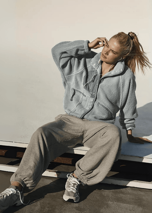 ג׳קט קצר עם כפתורים – שילוב מושלם של שיק מודרני ואלגנטיות יומיומית