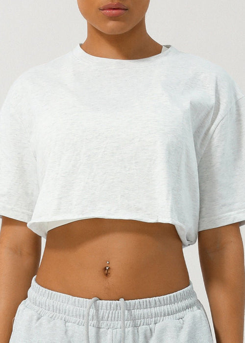 טי קצרה ונעימה בגזרה משוחררת – שמשדרת ביטחון וסטייל