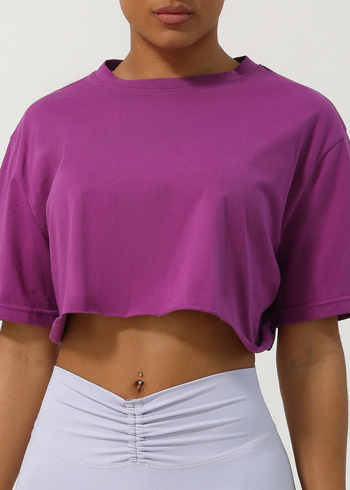 טי קצרה ונעימה בגזרה משוחררת – שמשדרת ביטחון וסטייל