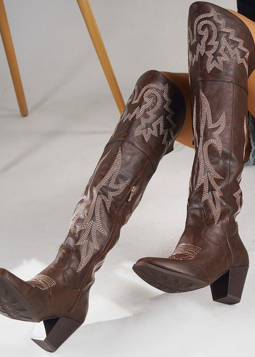 מגפי קאובוי קלאסיים מעל הברך – סטייל נועז ובטוח