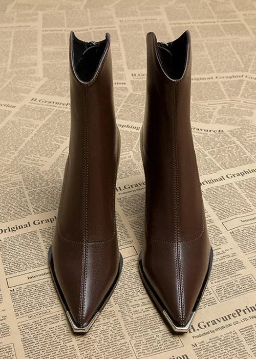 מגפי עקב עם נגיעת כרום – אלגנטיות נועזת לכל הופעה