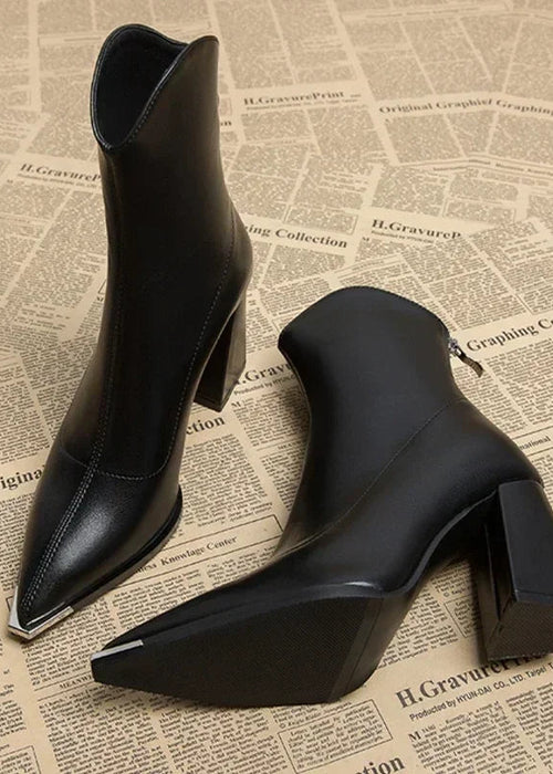 מגפי עקב עם נגיעת כרום – אלגנטיות נועזת לכל הופעה