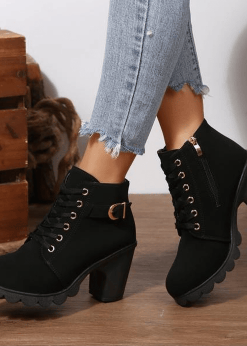 מגפי קרסול עם אבזם מתכת – אלגנטיות עם נוכחות