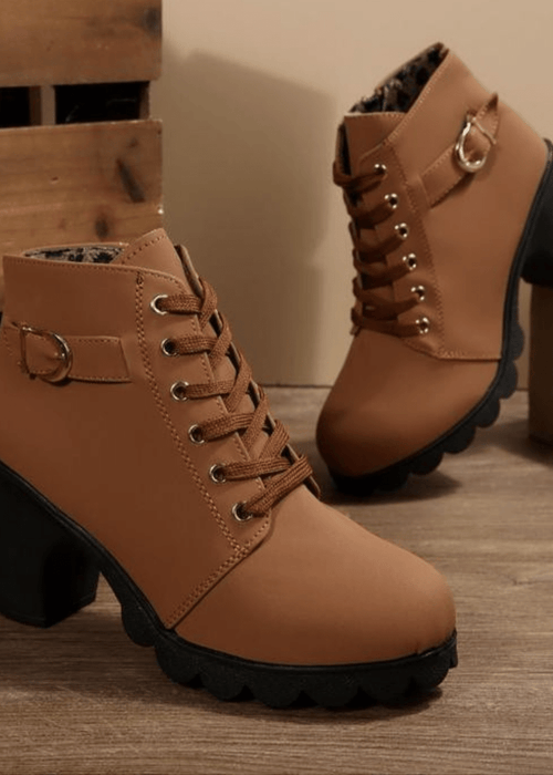 מגפי קרסול עם אבזם מתכת – אלגנטיות עם נוכחות