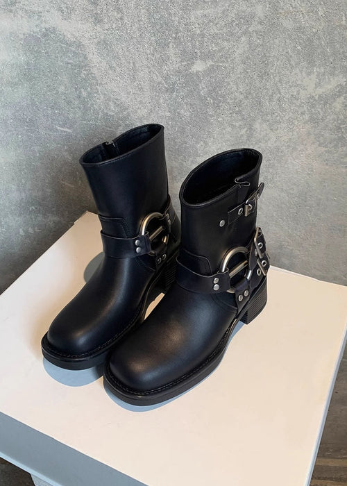 מגפי קרסול עם אבזם – עוצמה ונשיות בצעד אחד