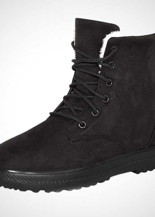 מגפי חורף עם שרוכים – עיצוב קלאסי ונוחות עמידה לקור