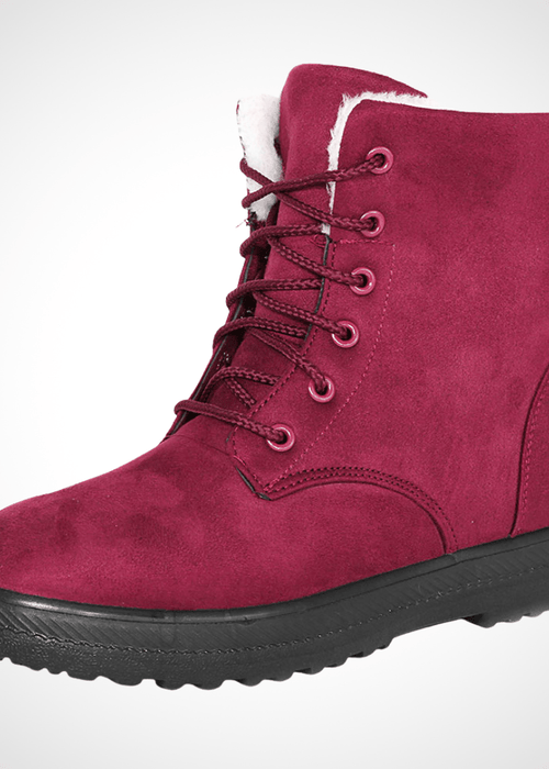 מגפי חורף עם שרוכים – עיצוב קלאסי ונוחות עמידה לקור