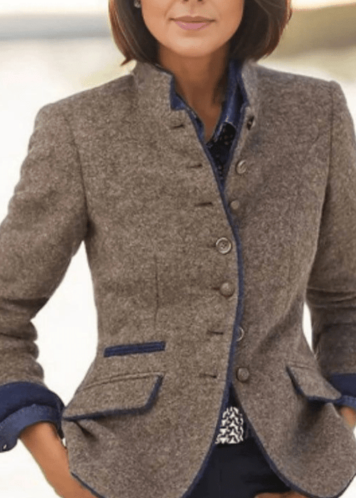 מעיל אלגנטי במראה קלאסי – סטייל בריטי בנגיעה מודרנית