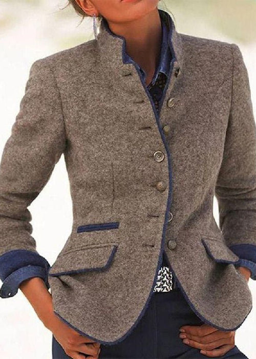 מעיל אלגנטי במראה קלאסי – סטייל בריטי בנגיעה מודרנית