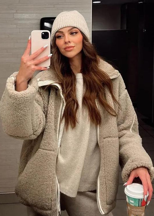 מעיל פלאפי רך ומחמם – התחושה הכי קרובה לחיבוק אמיתי