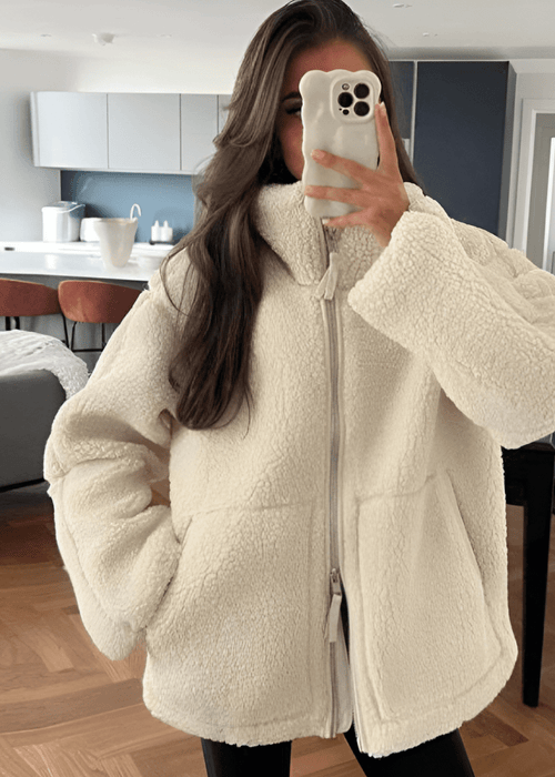 מעיל פלאפי רך ומחמם – התחושה הכי קרובה לחיבוק אמיתי