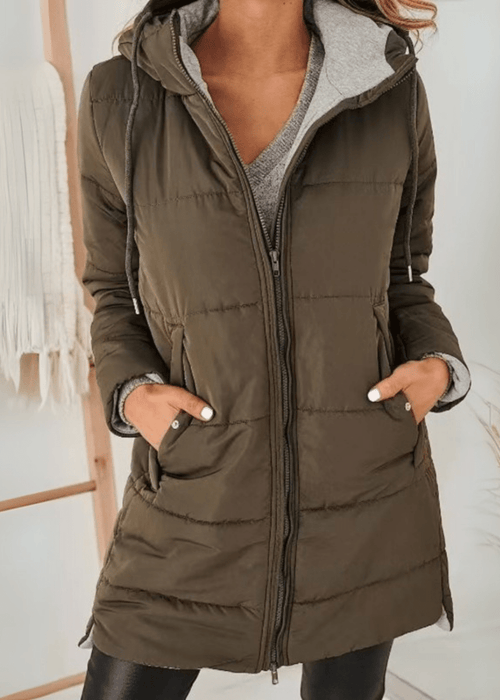 מעיל פוך עם קפוצ׳ון – חמימות וסטייל לחורף מושלם