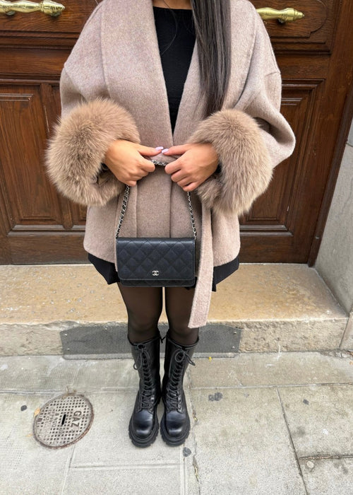 מעיל חורף אלגנטי – חמימות ויוקרה במראה אחד