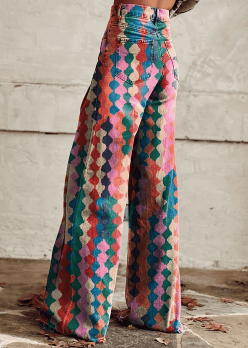 מכנסיים רחבים בהדפס צבעוני – חופש, סטייל וביטוי עצמי