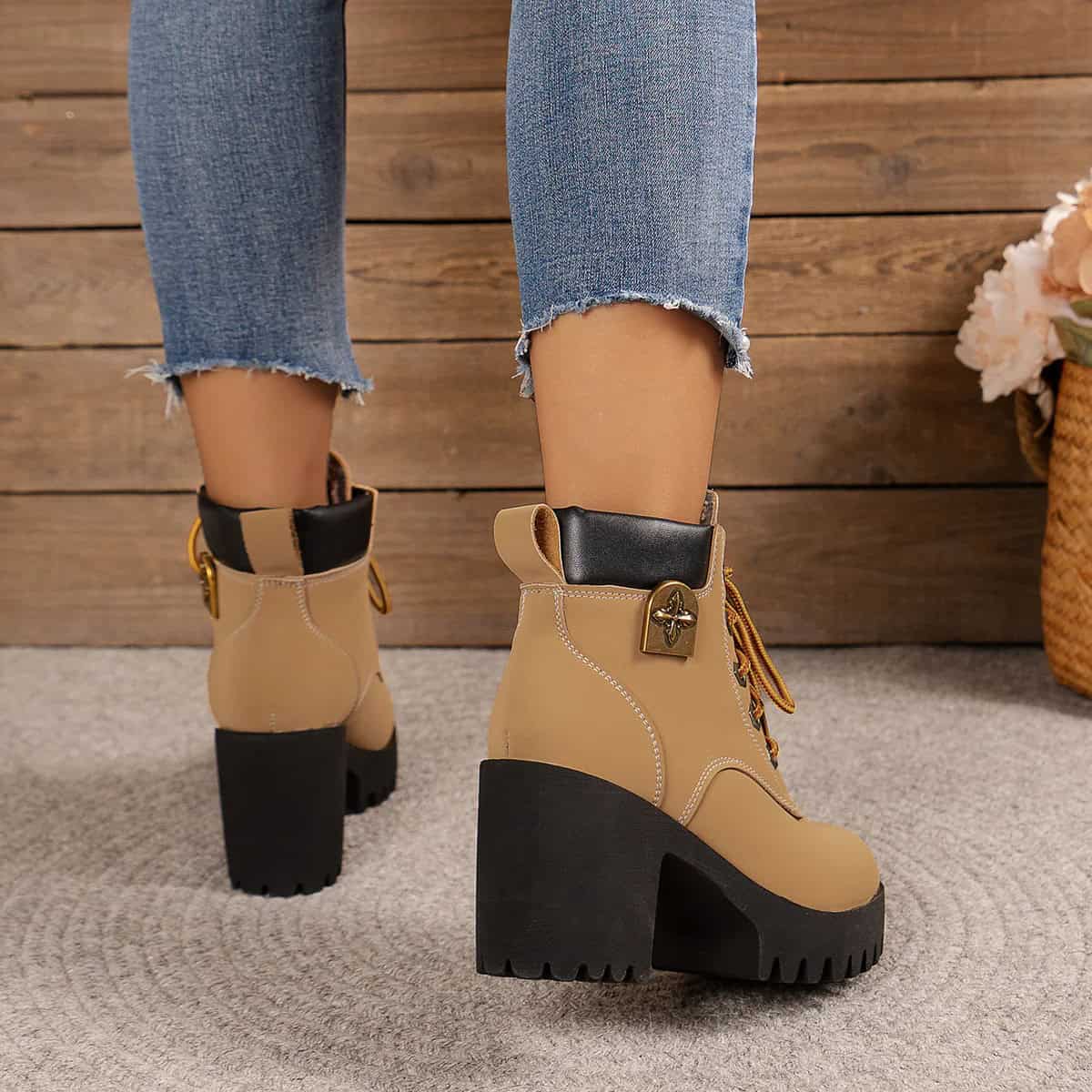 נעל מגביה עם עקב אורטופדי - Elora