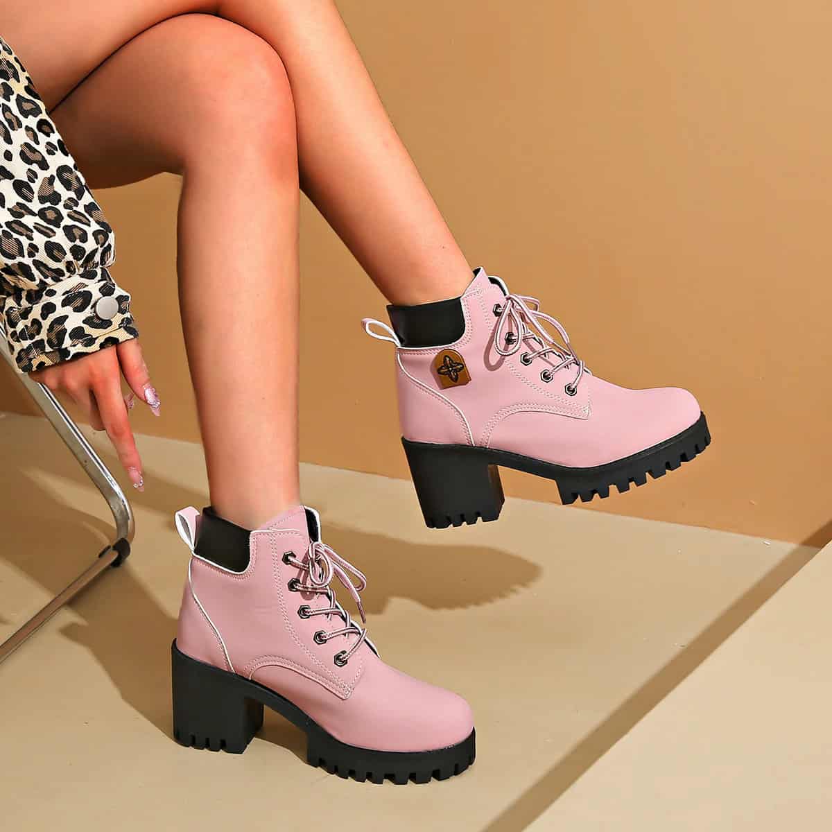 נעל מגביה עם עקב אורטופדי - Elora