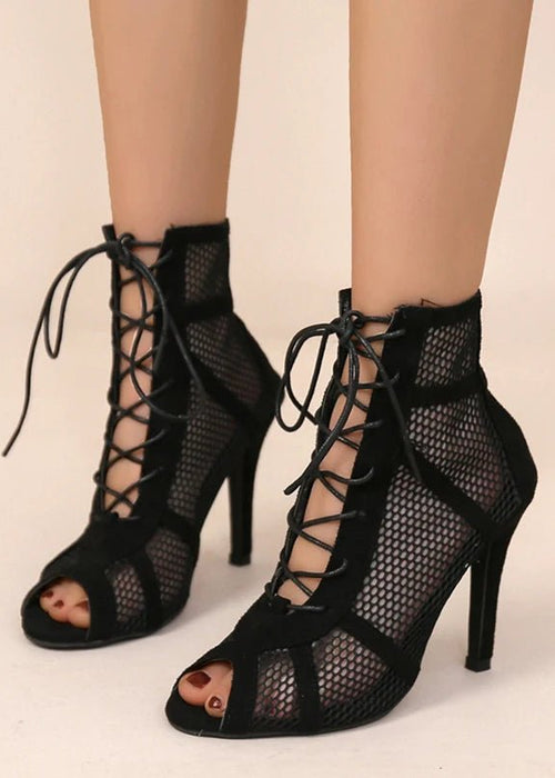 נעלי עקב עם רשת עדינה – נשיות, רעננות ואלגנטיות בצעד אחד