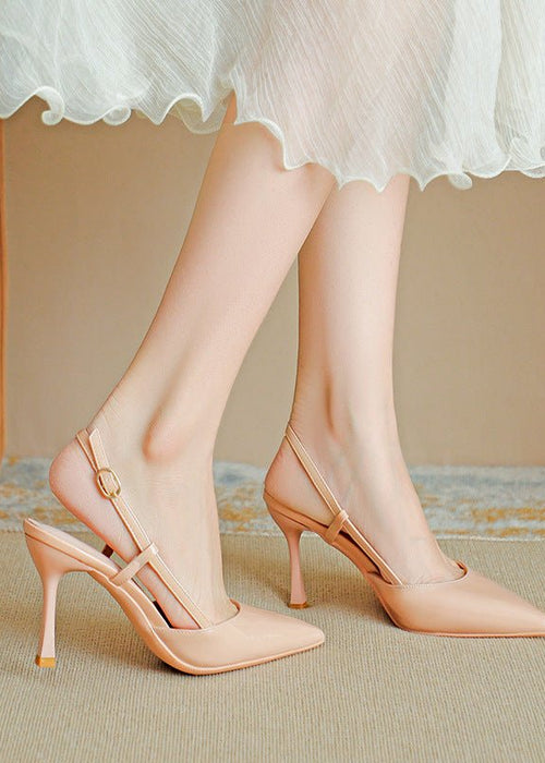 נעלי עקב מחודדות עם רצועה מתכווננת – אלגנטיות וביטחון בצעד אחד