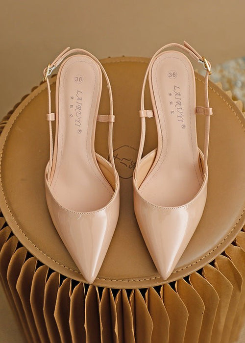 נעלי עקב מחודדות עם רצועה מתכווננת – אלגנטיות וביטחון בצעד אחד