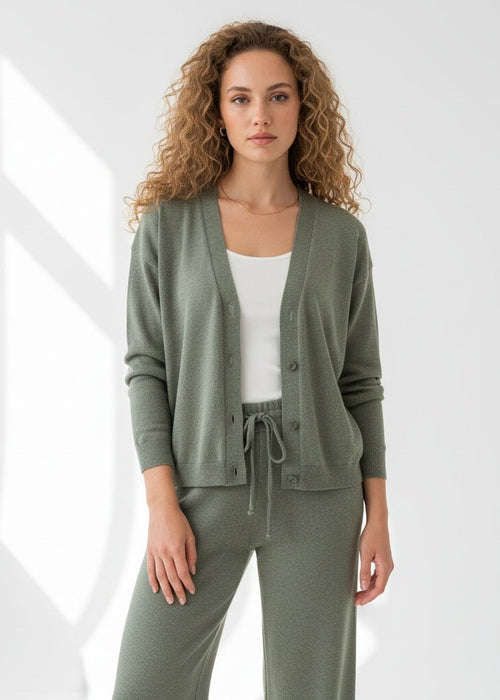 סט שני חלקים לנשים - ז'קט סרוג ומכנסיים עם כפתורים