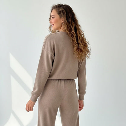 סט שני חלקים לנשים - ז'קט סרוג ומכנסיים עם כפתורים - Elora