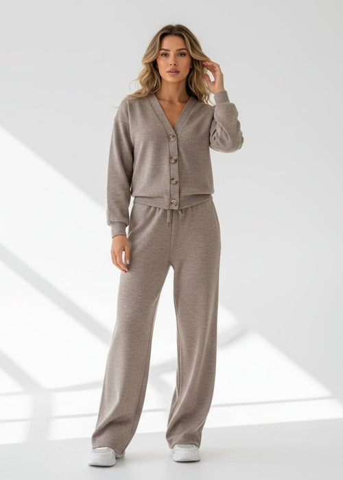 סט שני חלקים לנשים - ז'קט סרוג ומכנסיים עם כפתורים