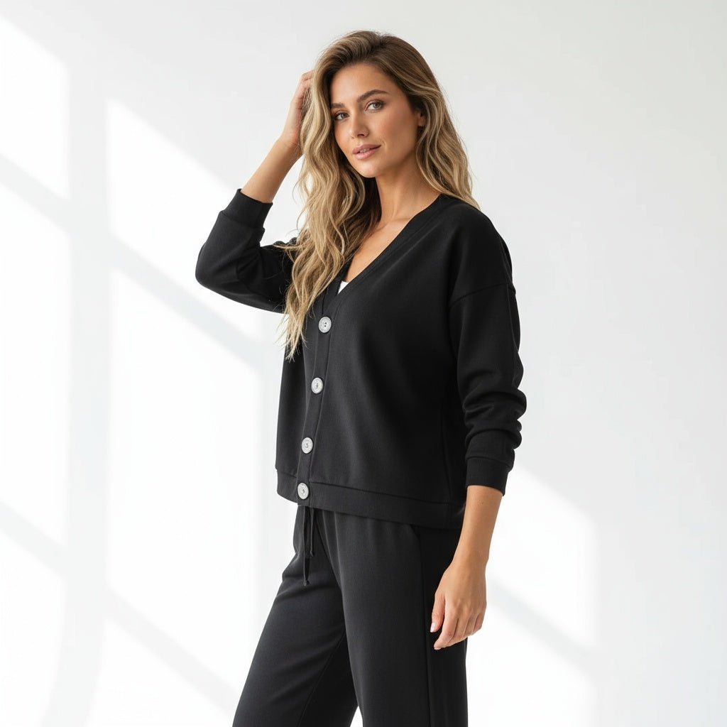 סט שני חלקים לנשים - ז'קט סרוג ומכנסיים עם כפתורים - Elora