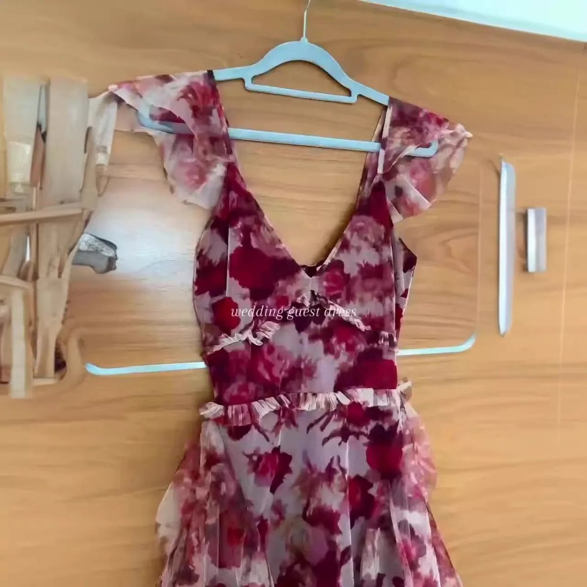 שמלת מקסי רומנטית עם שכבות תחרה והדפס פרחוני - Elora