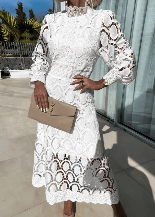 שמלת תחרה אלגנטית בגזרת מידי מחמיאה