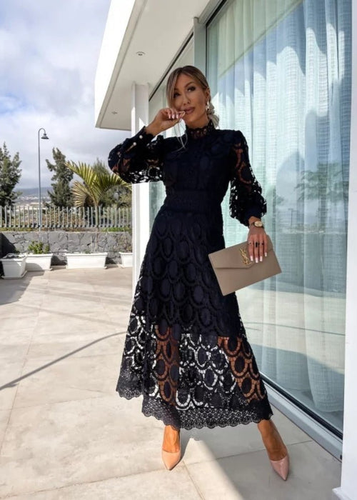 שמלת תחרה אלגנטית בגזרת מידי מחמיאה