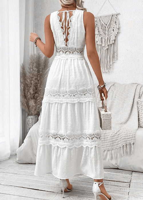 שמלת תחרה לבנה עם מחשוף V אלגנטי