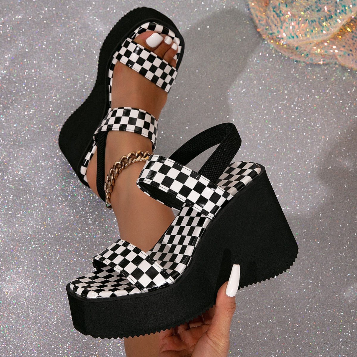 סנדלי פלטפורמה עם דוגמת משבצות – אלגנטיות קלילה לקיץ - Elora