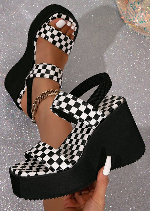 סנדלי פלטפורמה עם דוגמת משבצות – אלגנטיות קלילה לקיץ