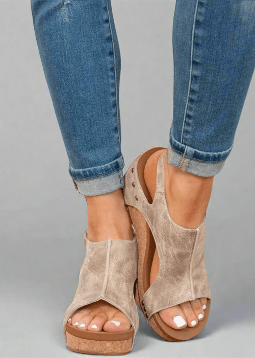 סנדלי פלטפורמה עם עקב – נוחות וסטייל לכל שעה ביום