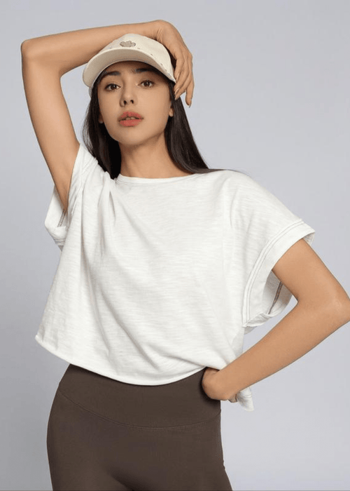 חולצה עם חתך מעוצב – שילוב מושלם של נוחות וסטייל יומיומי