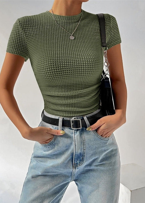 חולצה צמודה מחמיאה – אלגנטיות ונוחות במראה מדויק