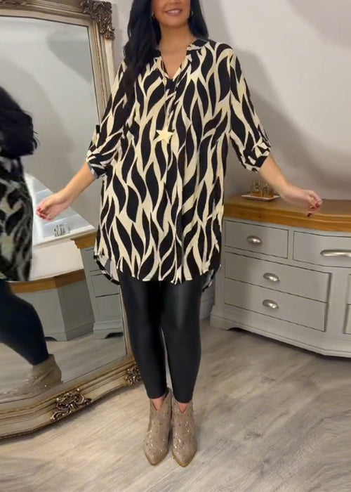 חולצה רחבה עם הדפס נועז – נוחות שמתבלטת בסטייל