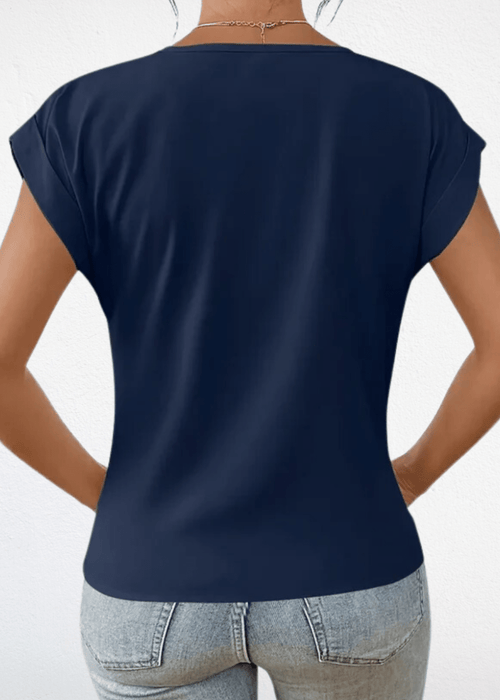 חולצת מפתח V אלגנטית – יופי טבעי במגע של נוחות