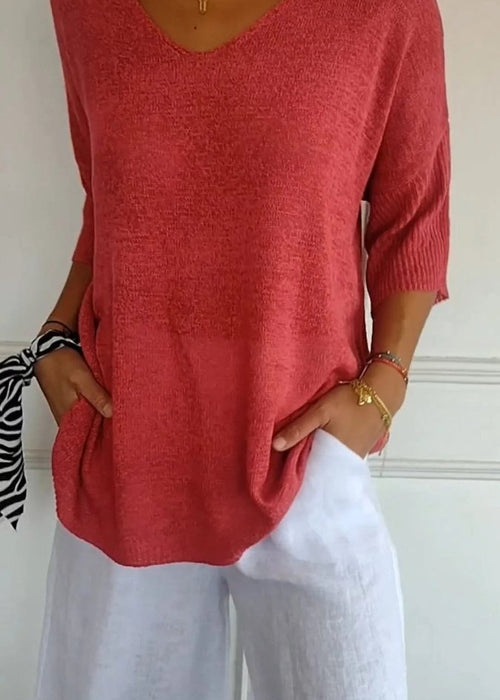 חולצת מפתח V קלילה – אלגנטיות יומיומית ללא מאמץ