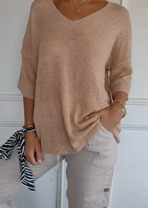 חולצת מפתח V קלילה – אלגנטיות יומיומית ללא מאמץ