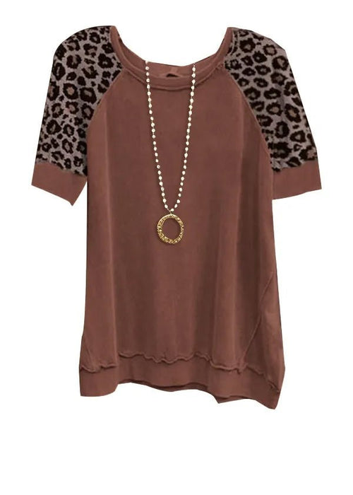 חולצת מנומרת בסגנון וינטג’ – נועזת, נשית ועל־זמנית