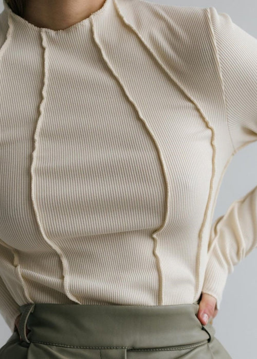 חולצת רוז ארוכת שרוול – הבסיס האלגנטי שכל מלתחה צריכה